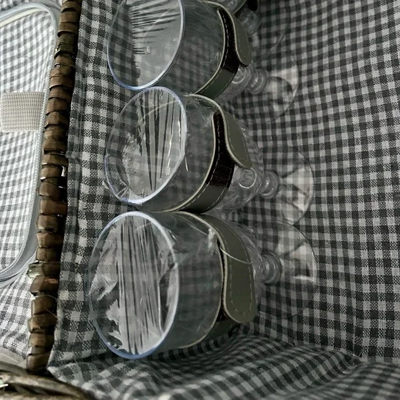 Picnic Basket for 4 People. Complete with Built-in Insulated Compartment - Picture 3 of 13